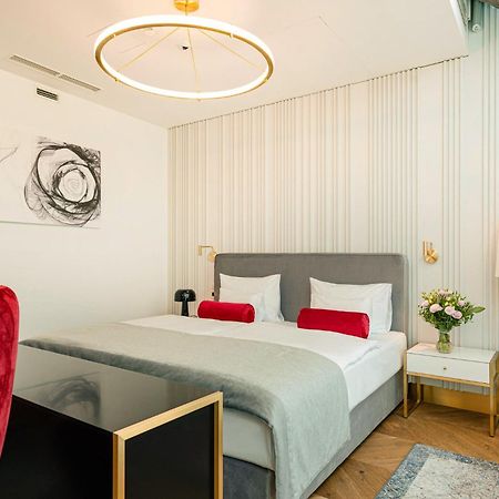 Hotel Ferreus Modern Art Deco Краков Экстерьер фото A bedroom at the hotel