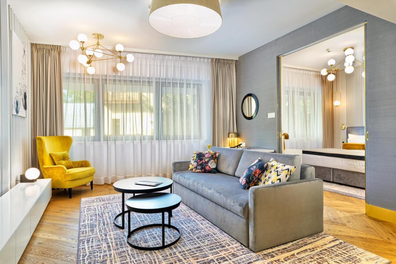 Hotel Ferreus Modern Art Deco Краков Экстерьер фото A living room in a modern apartment