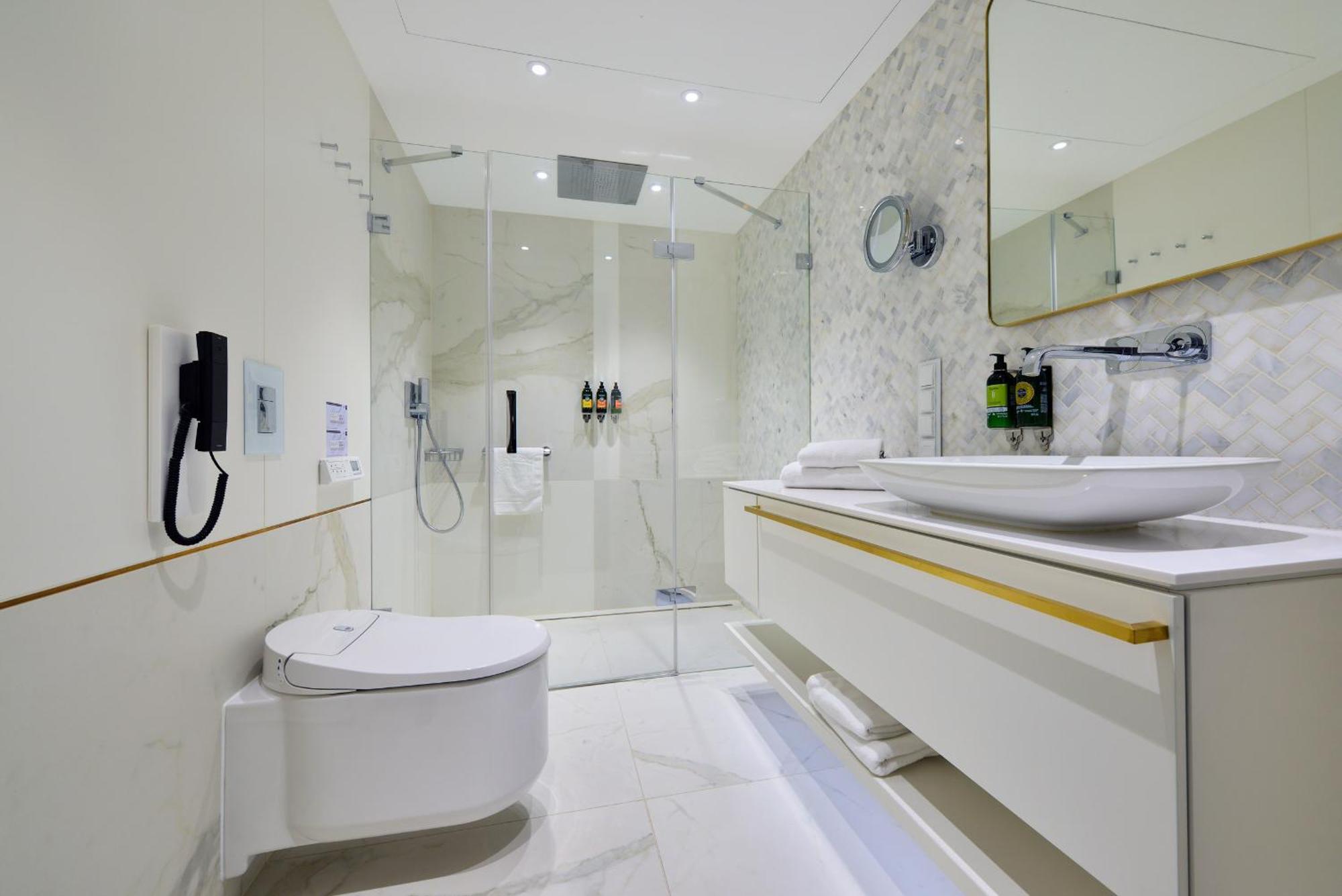 Hotel Ferreus Modern Art Deco Краков Экстерьер фото A modern bathroom