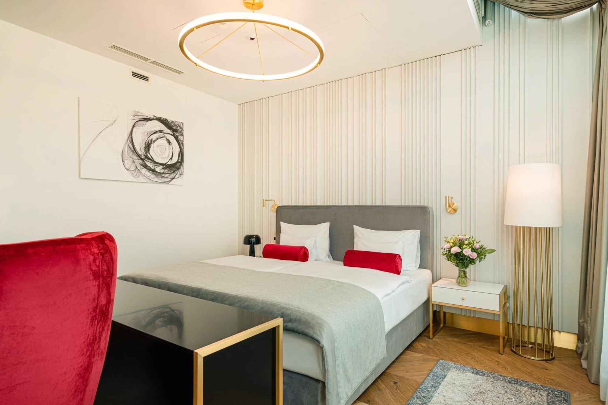 Hotel Ferreus Modern Art Deco Краков Экстерьер фото A bedroom at the hotel